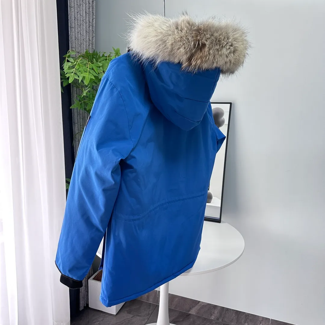 P700 CANADA GOOSE｜Canada Goose Expedition Parka｜Classic upgrade New 08 style Color: graphite gray, off-white, black, pink, navy blue, sky blue, Size: XS, S, M, L, XL, XXL, Product introduction Loose fit, multi-pocket design Larger size for free movement. 6 exterior pockets: 4 reversible front pockets, zippered side entry. There is a practical pocket on the left sleeve and a top pocket on the right sleeve. There is a drawstring on the inside of the waist and a logo patch on the back. The waist is designed with an inside drawstring, which can be adjusted to provide excellent warmth. Woven grab straps at upper back with “Expedition” logo patch • Hood with removable zipper trim, interchangeable hood trim for personalization and added protection (this jacket is not available with the classic hood trim) • Chin protection element has a tricot inner fabric for softness and comfort • Woven grab straps at upper back with “Expedition” logo patch • Internal drawstring at the waist, adjustable to provide excellent warmth •Snap-in rib knit cuffs for added comfort and optimal heat locking in •Stylish hanging inner straps allow the jacket to be carried over the shoulder, hands-free •Stowaway nylon stretch snow skirt for added protection •Two-way zipper covered fly with Velcro® snaps that unzips from the bottom for increased range of motion and breathability. A windproof fly is designed under the zipper for an extra layer of protection. • 6 exterior pockets: 4 two-way pockets on the front with top flap and Velcro® snaps, and zippered side entry. Utility pockets on left sleeve and right sleeve with top flap and velcro® snaps Internal pockets: 1 zipped pocket, 2 mesh drop-in pockets Embroidered Canada Goose logo